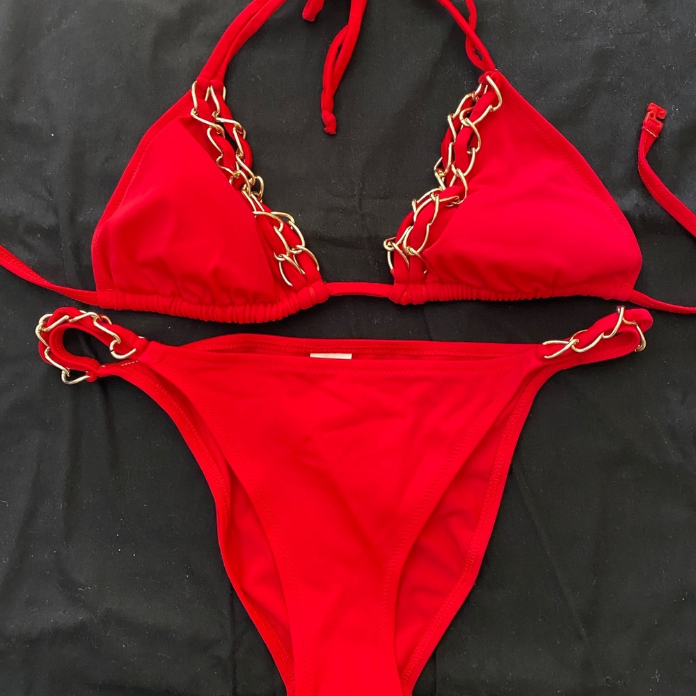 Zeki bikini, Red with gold chain accents top/bot